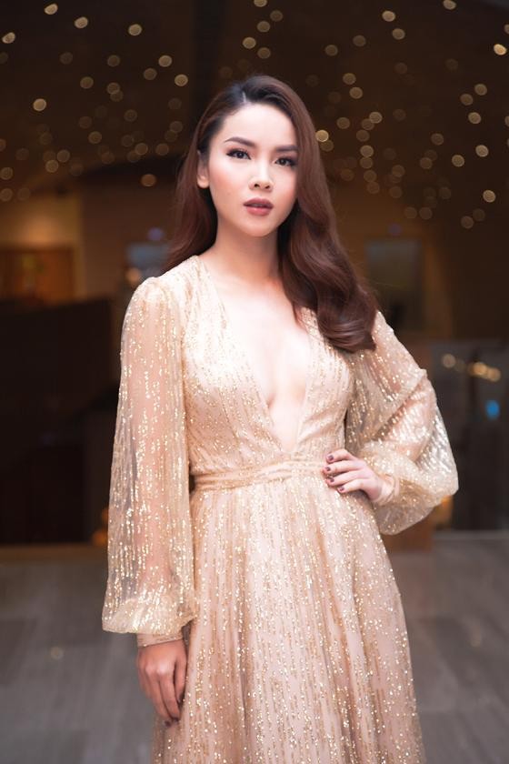 Yến Trang mặc váy khoét ngực 'táo bạo' dự tiệc - ảnh 4