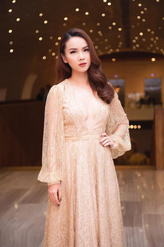 Yến Trang mặc váy khoét ngực 'táo bạo' dự tiệc - ảnh 5