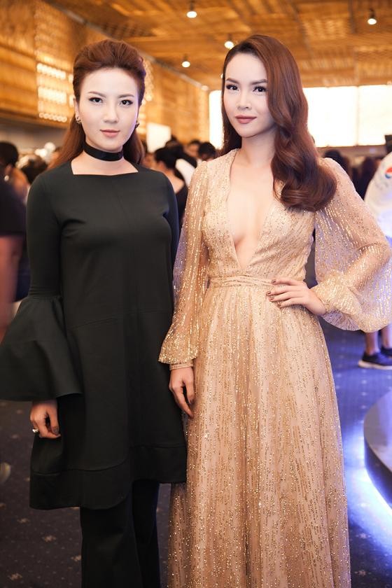 Yến Trang mặc váy khoét ngực 'táo bạo' dự tiệc - ảnh 6