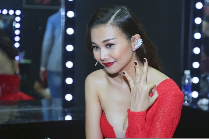 Thanh Hằng khoe nhẫn 4 tỷ đồng trong chung kết Vietnam's Next Top - ảnh 4