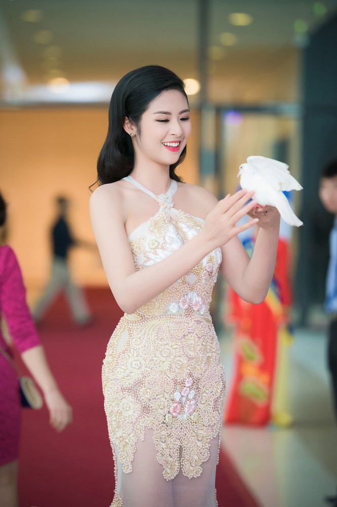 Ngọc Hân mặc váy ren xuyên thấu quyến rũ làm MC - ảnh 9