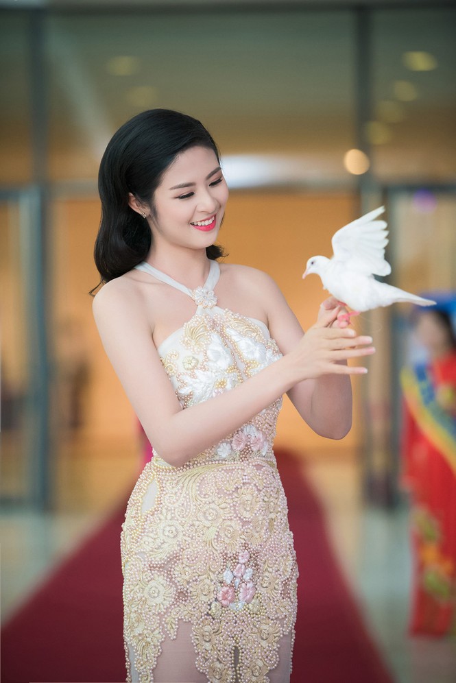 Ngọc Hân mặc váy ren xuyên thấu quyến rũ làm MC - ảnh 6