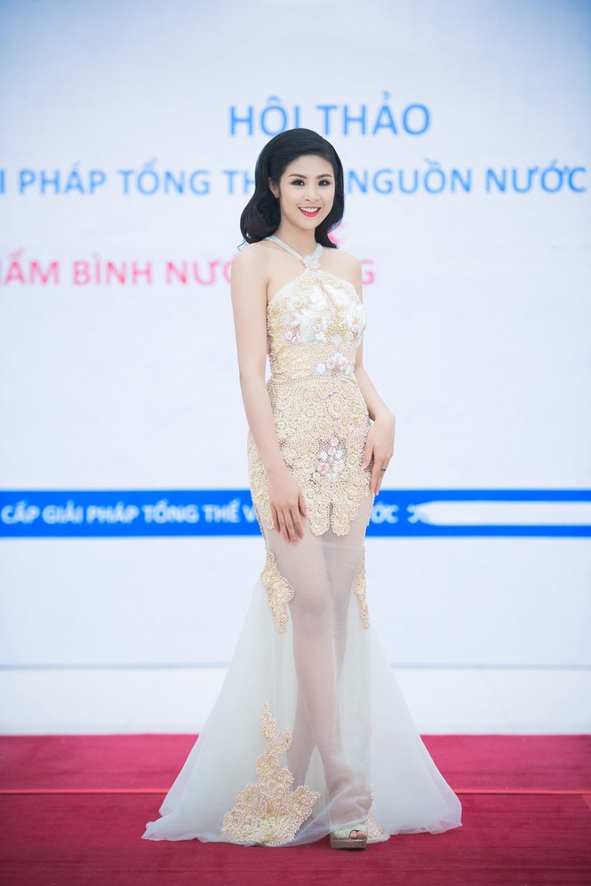 Ngọc Hân mặc váy ren xuyên thấu quyến rũ làm MC - ảnh 5