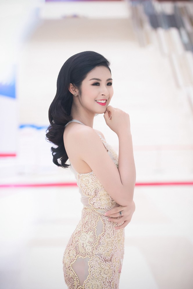 Ngọc Hân mặc váy ren xuyên thấu quyến rũ làm MC - ảnh 2