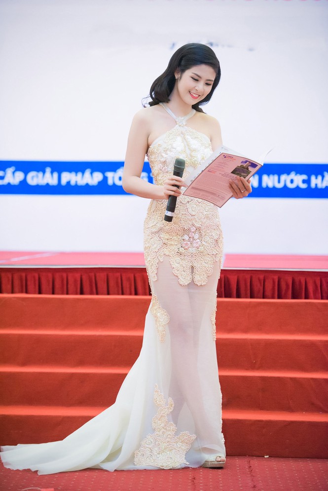 Ngọc Hân mặc váy ren xuyên thấu quyến rũ làm MC - ảnh 10