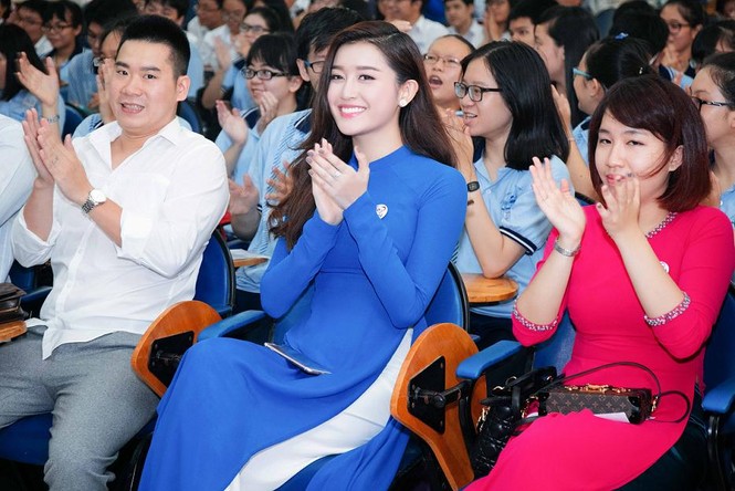 Huyền My nhí nhảnh giữa 'vòng vây' của các em học sinh - ảnh 6