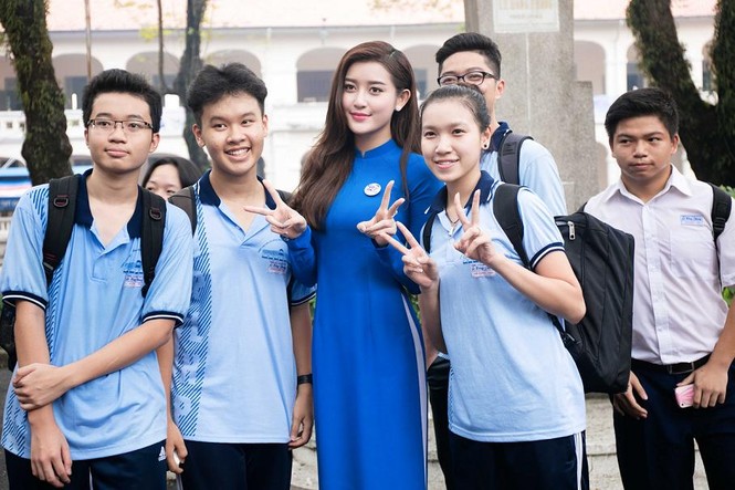 Huyền My nhí nhảnh giữa 'vòng vây' của các em học sinh - ảnh 12