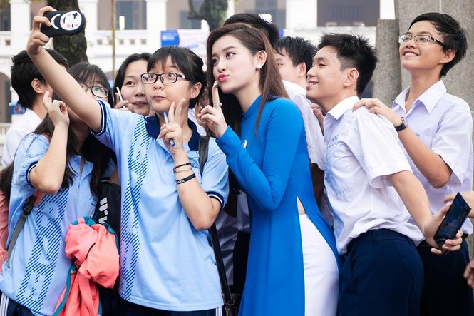 Huyền My nhí nhảnh giữa 'vòng vây' của các em học sinh - ảnh 10