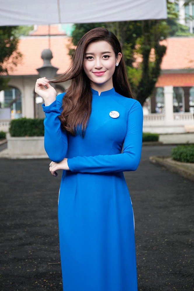 Huyền My nhí nhảnh giữa 'vòng vây' của các em học sinh - ảnh 2