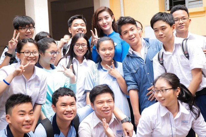 Huyền My nhí nhảnh giữa 'vòng vây' của các em học sinh - ảnh 9