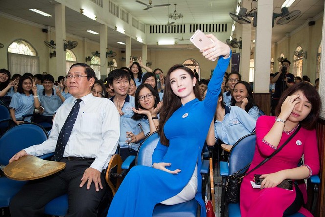 Huyền My nhí nhảnh giữa 'vòng vây' của các em học sinh - ảnh 7