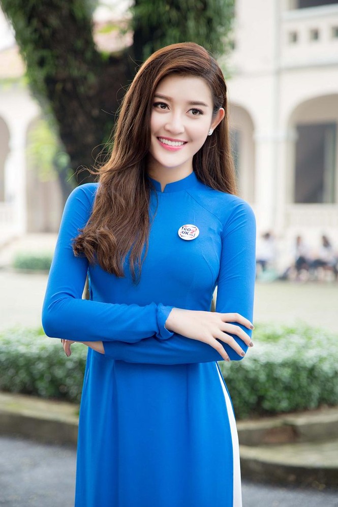 Huyền My nhí nhảnh giữa 'vòng vây' của các em học sinh - ảnh 5