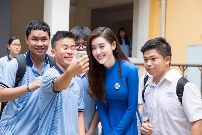Huyền My nhí nhảnh giữa 'vòng vây' của các em học sinh - ảnh 8