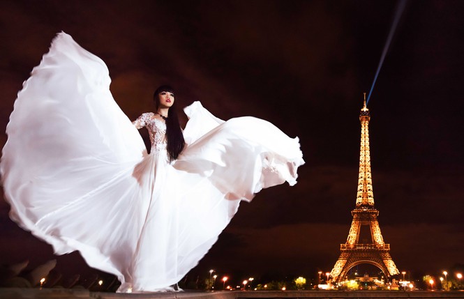 Jessica Minh Anh làm sàn catwalk hoành tráng trên sông Seine - ảnh 8