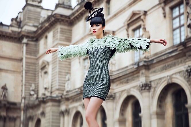 Jessica Minh Anh làm sàn catwalk hoành tráng trên sông Seine - ảnh 5