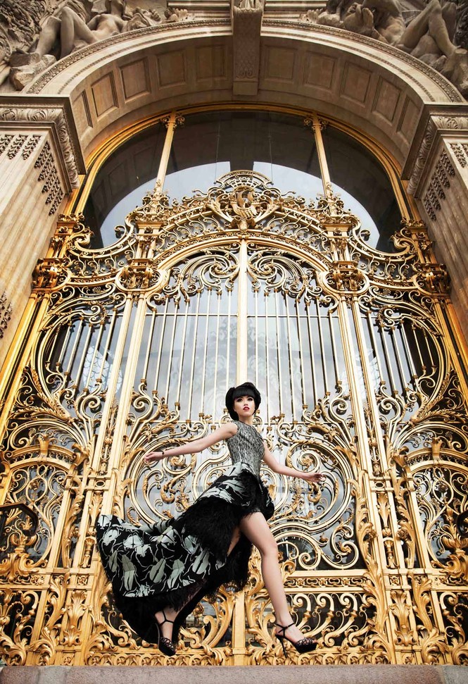 Jessica Minh Anh làm sàn catwalk hoành tráng trên sông Seine - ảnh 6