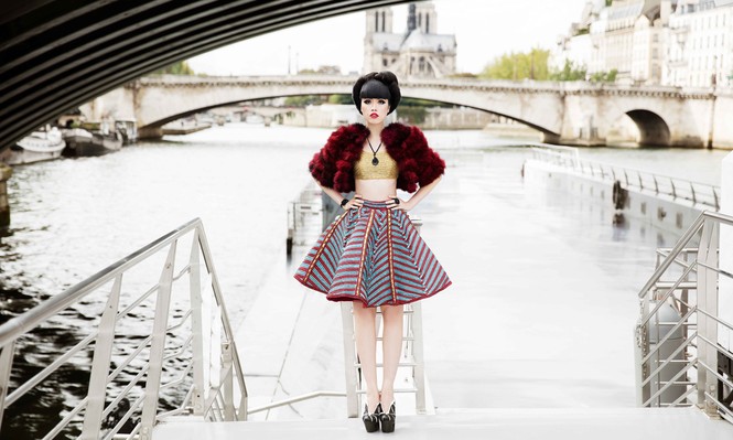 Jessica Minh Anh làm sàn catwalk hoành tráng trên sông Seine - ảnh 3