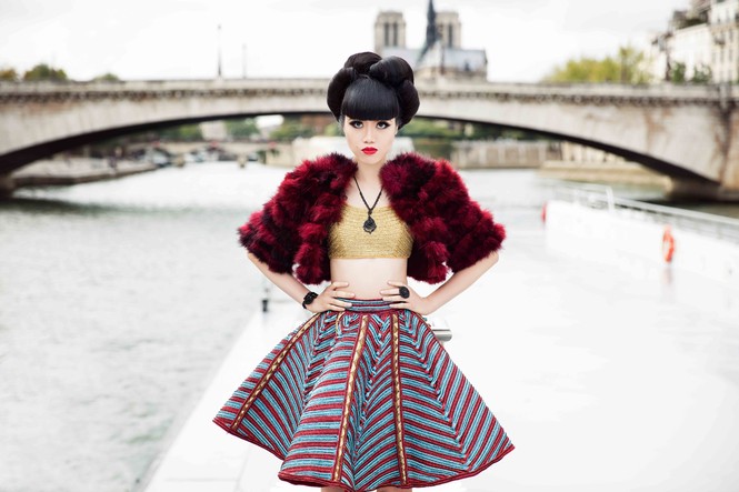 Jessica Minh Anh làm sàn catwalk hoành tráng trên sông Seine - ảnh 2