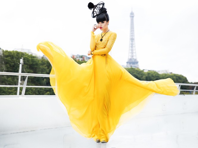 Jessica Minh Anh làm sàn catwalk hoành tráng trên sông Seine - ảnh 4