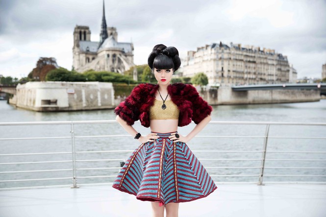 Jessica Minh Anh làm sàn catwalk hoành tráng trên sông Seine - ảnh 1
