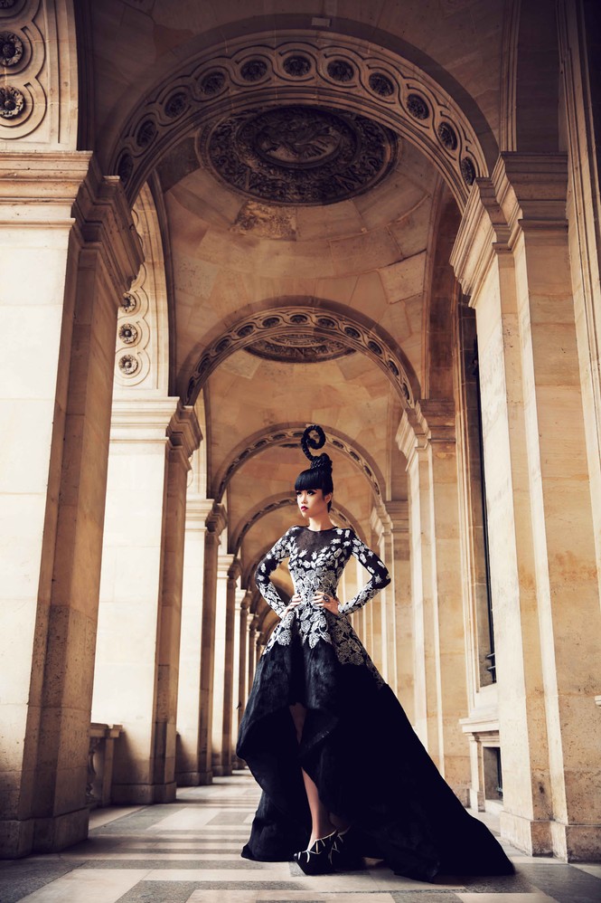 Jessica Minh Anh làm sàn catwalk hoành tráng trên sông Seine - ảnh 9