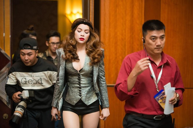 Hà Hồ mặc sexy chạy show ở Hà Nội giữa 'tâm bão' tình ái - ảnh 2