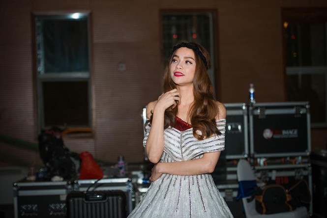 Hà Hồ mặc sexy chạy show ở Hà Nội giữa 'tâm bão' tình ái - ảnh 7
