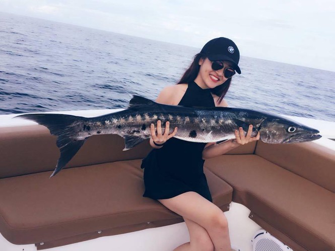 Bảo Anh khoe chân dài sexy trên du thuyền ở Miami - ảnh 8