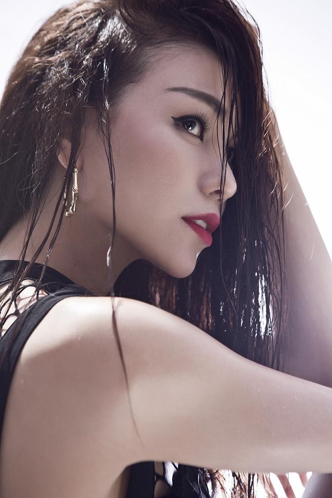 Trà Ngọc Hằng bán nude đầy khiêu khích - ảnh 7