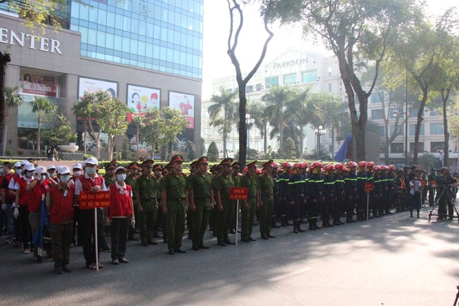 Diễn tập cháy nổ tòa nhà, 700 người giẫm đạp tìm lối thoát - ảnh 2