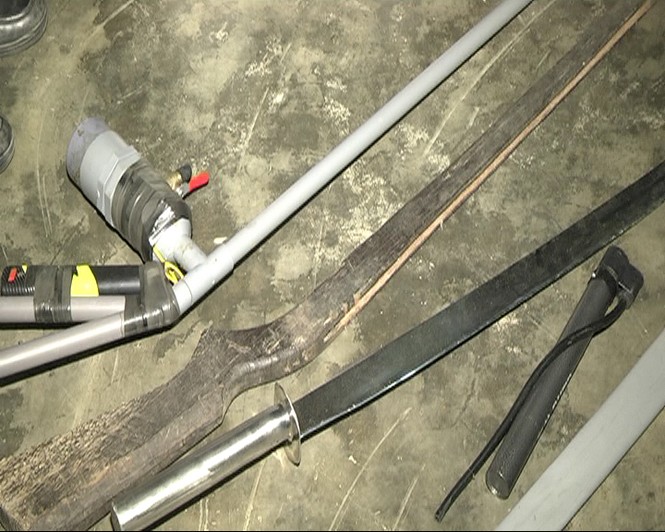 Nhóm đối tượng sản xuất súng cồn chống trả cảnh sát để tẩu thoát - ảnh 1