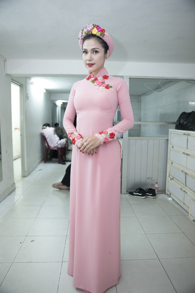 Việt Trinh bất ngờ khoe giọng hát bên Quang Lê - ảnh 2