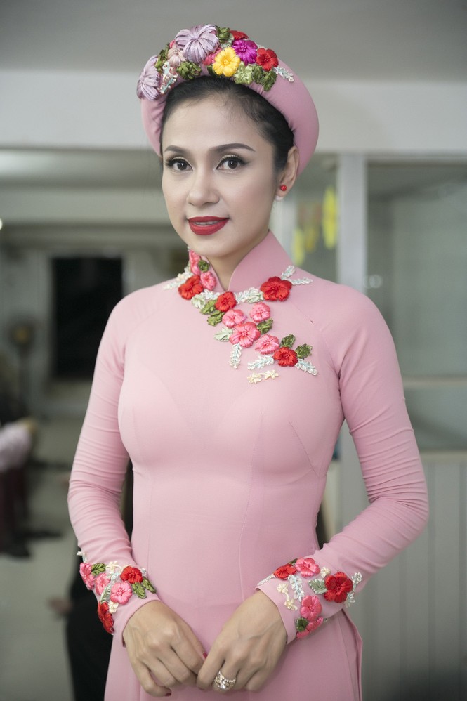 Việt Trinh bất ngờ khoe giọng hát bên Quang Lê - ảnh 1