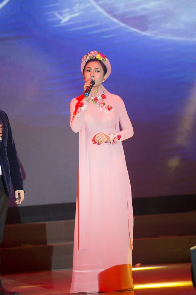 Việt Trinh bất ngờ khoe giọng hát bên Quang Lê - ảnh 5