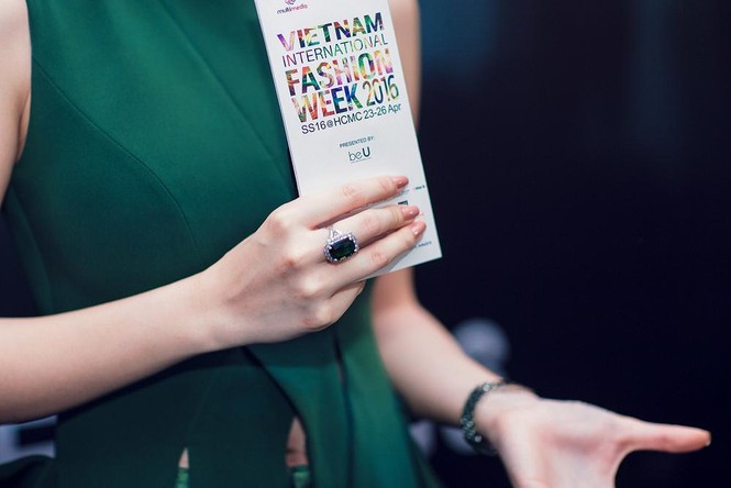 Angela Phương Trinh đeo nhẫn hơn 1 tỷ đồng đi sự kiện - ảnh 7