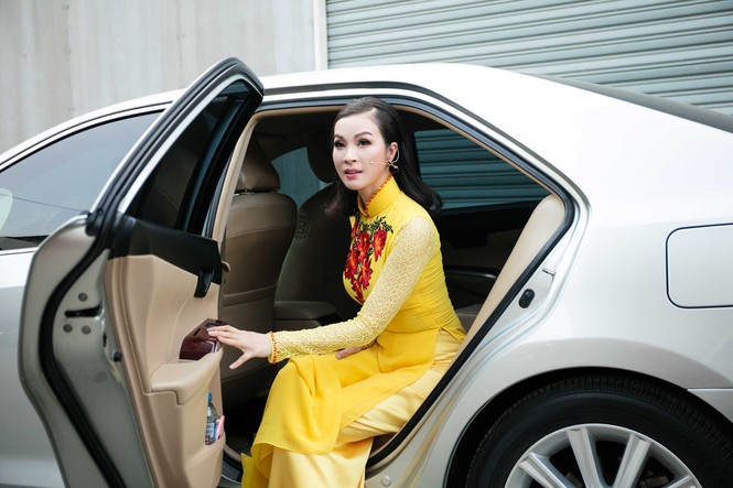 Việt Hương, Thanh Mai mặc áo dài vàng rực làm giám khảo - ảnh 1