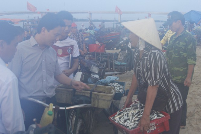 Nhộn nhịp cảng cá Cửa Nhượng - ảnh 2