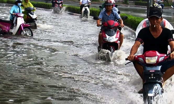 Mưa lớn giữa trưa, người Sài Gòn bì bõm tát nước trong nhà - ảnh 1