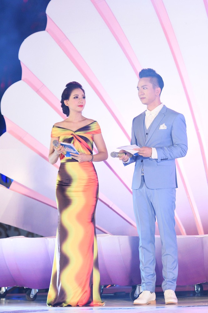 MC Hạnh Phúc 'gỡ rối' cho Tân Hoa hậu Biển - ảnh 4