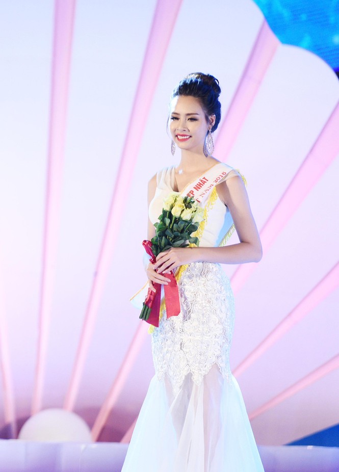 MC Hạnh Phúc 'gỡ rối' cho Tân Hoa hậu Biển - ảnh 2