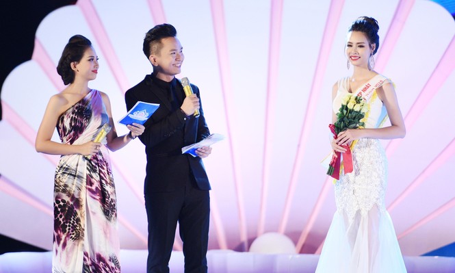 MC Hạnh Phúc 'gỡ rối' cho Tân Hoa hậu Biển - ảnh 3