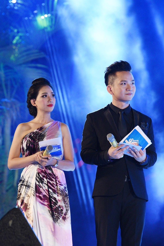 MC Hạnh Phúc 'gỡ rối' cho Tân Hoa hậu Biển - ảnh 1