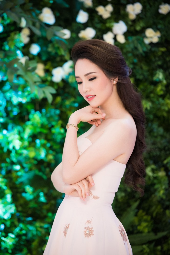 Á hậu Tú Anh thân thiết bên đàn chị Thụy Vân - ảnh 2
