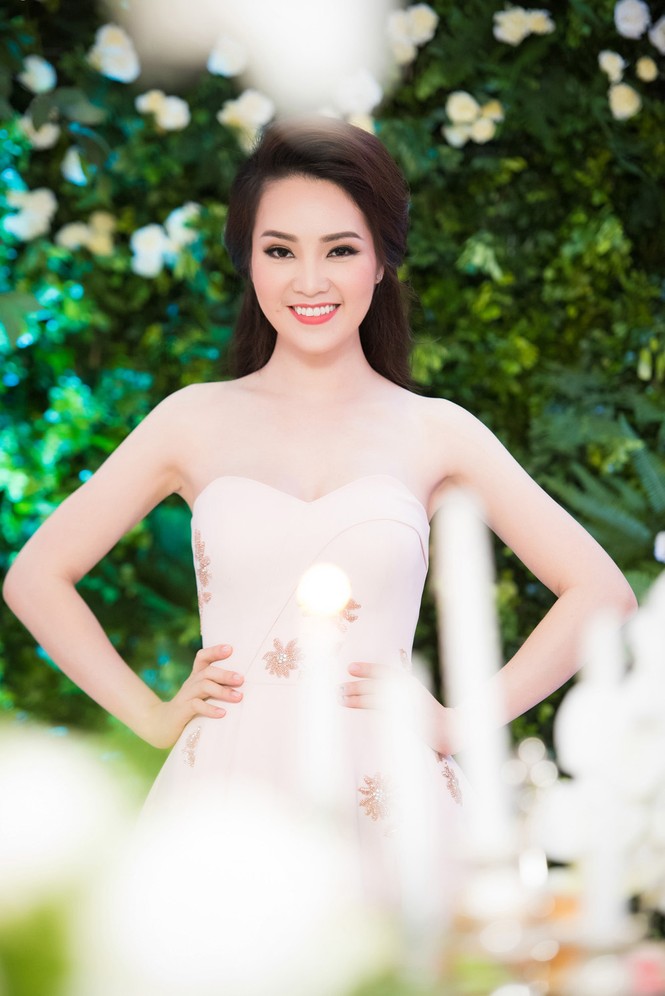 Á hậu Tú Anh thân thiết bên đàn chị Thụy Vân - ảnh 1