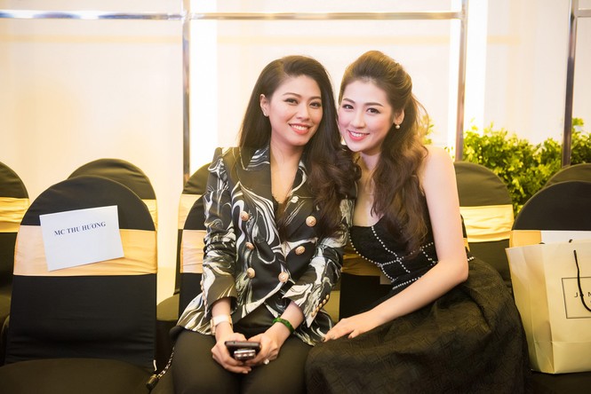 Á hậu Tú Anh thân thiết bên đàn chị Thụy Vân - ảnh 7