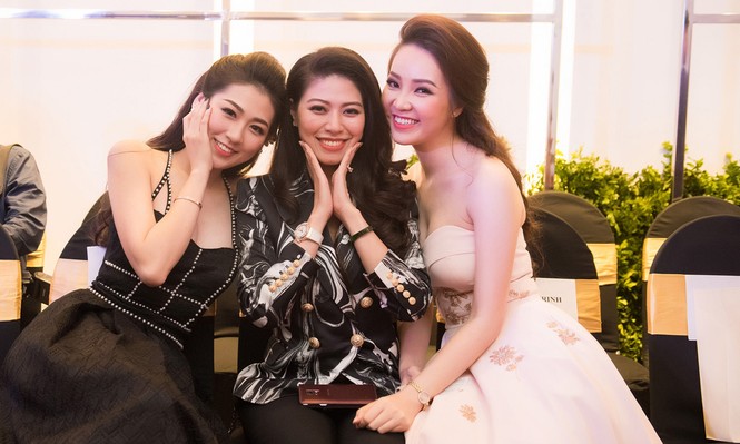 Á hậu Tú Anh thân thiết bên đàn chị Thụy Vân - ảnh 8