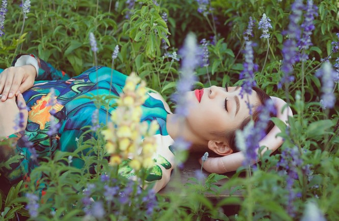 'Hotgirl Sao Mai' Thu Hằng tái xuất xinh đẹp với áo dài - ảnh 5