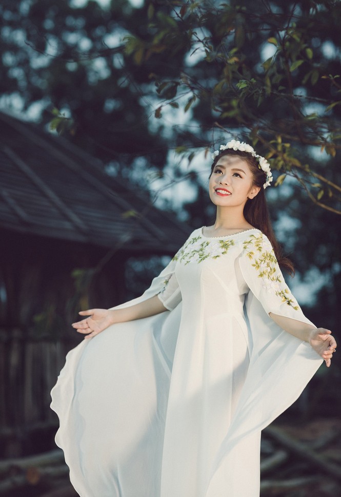 'Hotgirl Sao Mai' Thu Hằng tái xuất xinh đẹp với áo dài - ảnh 8