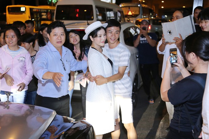 Trở về từ Cannes, Lý Nhã Kỳ xúc động khi được hàng trăm fan đón - ảnh 6