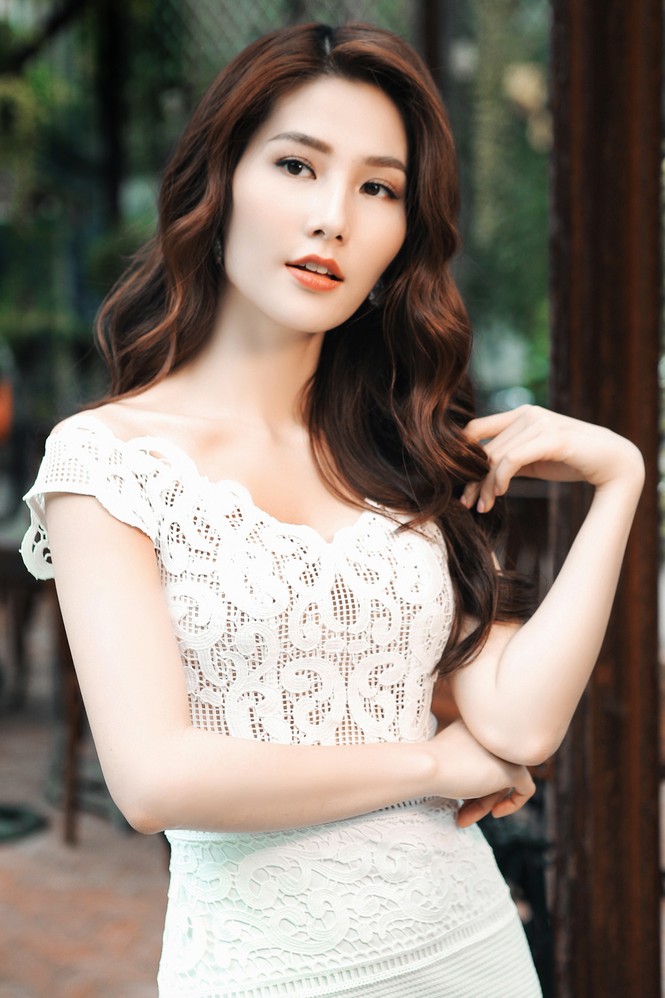 Diễm My 9X khoe vóc dáng gợi cảm với váy ren - ảnh 1